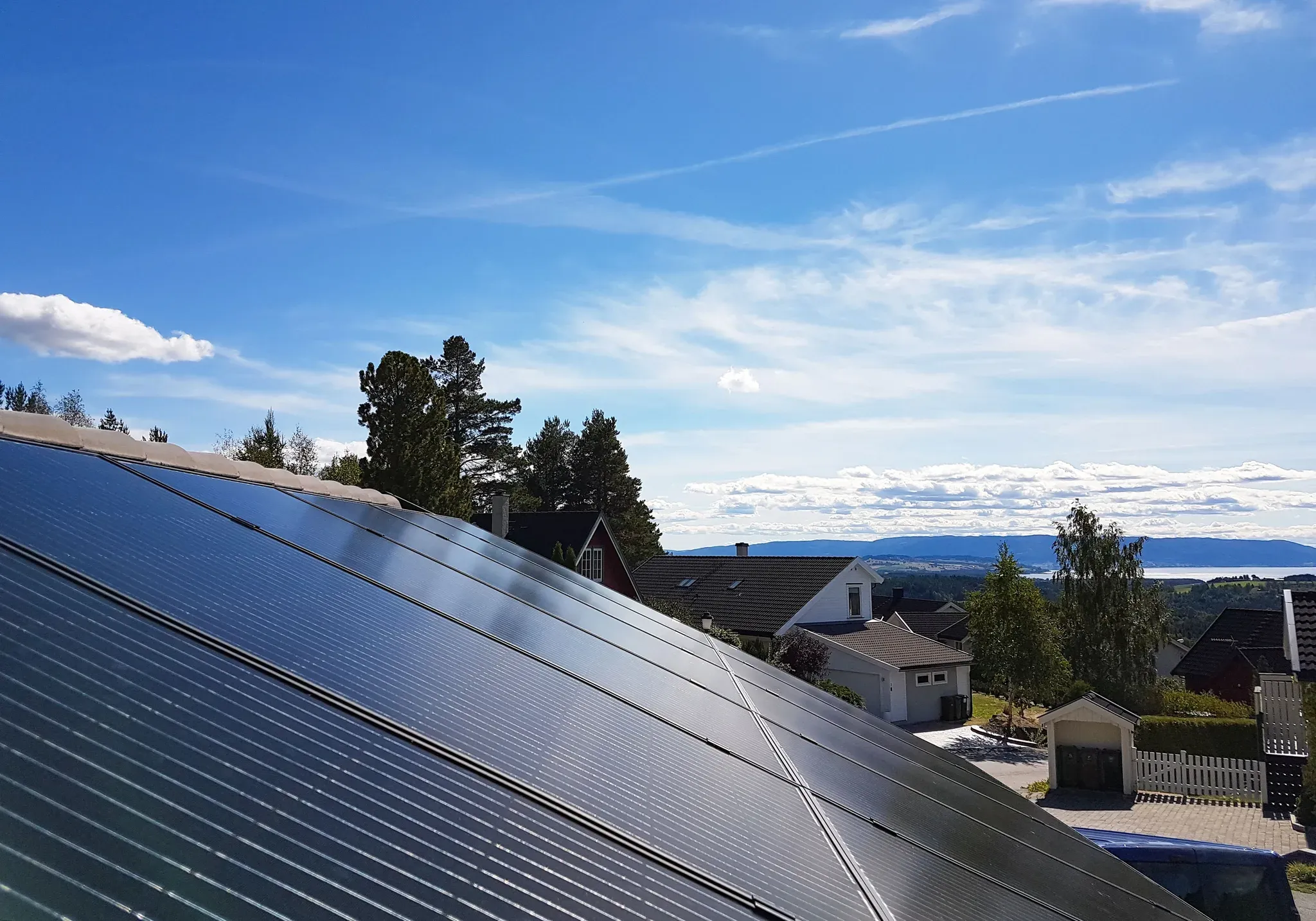 nærbilde av solceller på taket