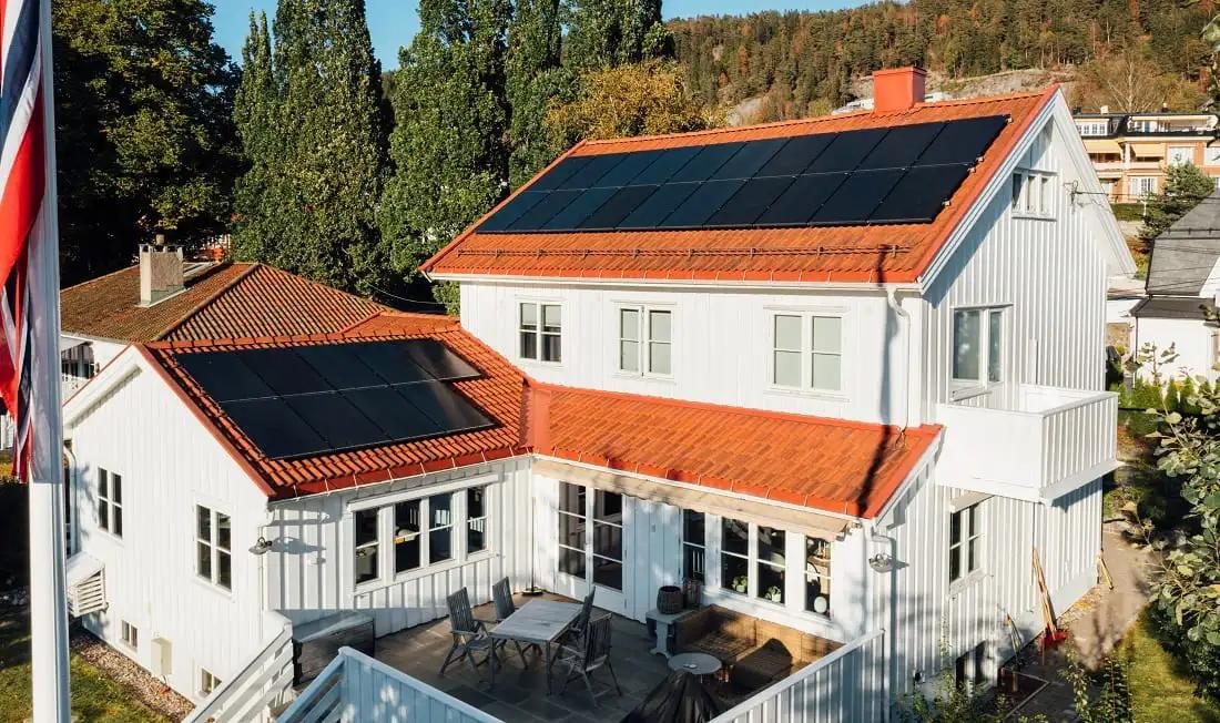 snö på solpaneler