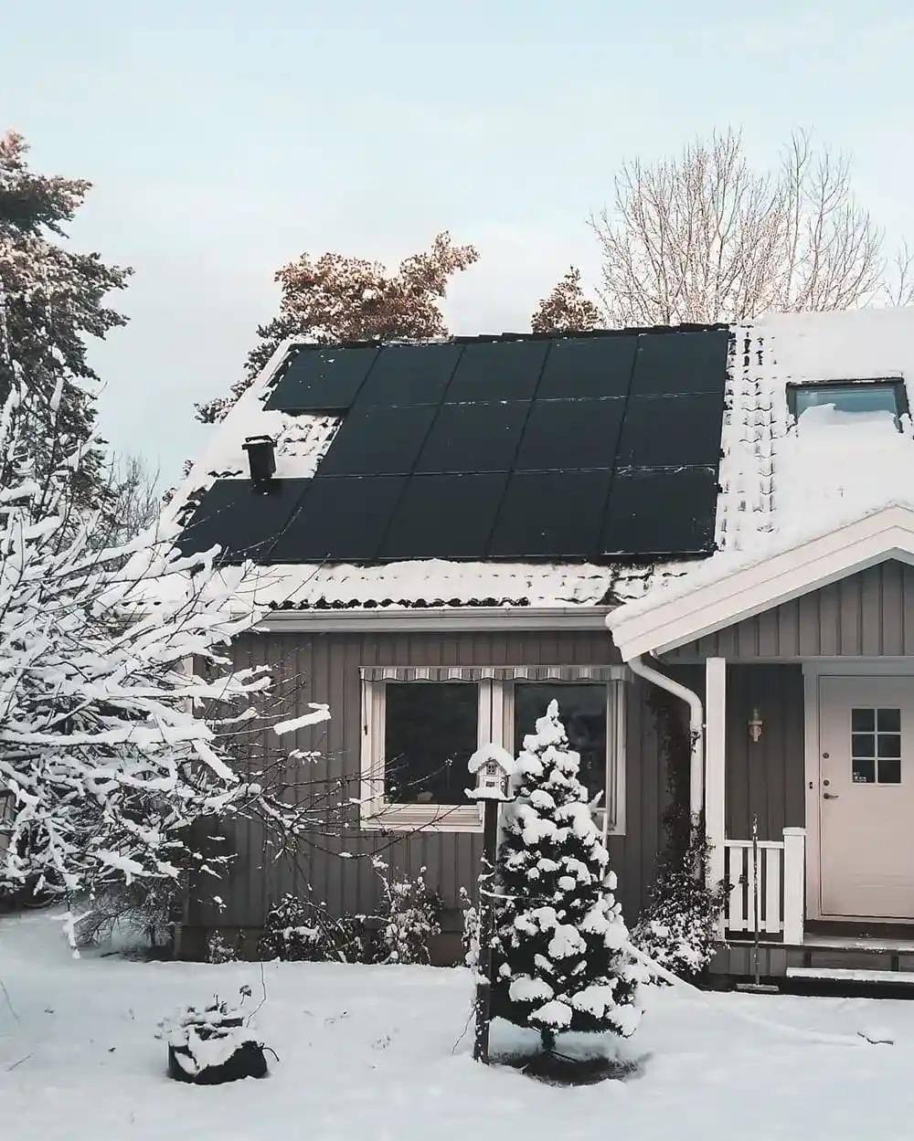 hus med solceller på vintern