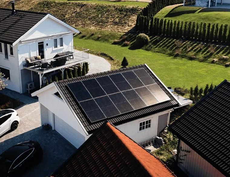 solceller på garagetak med två elbilar framför garageporten