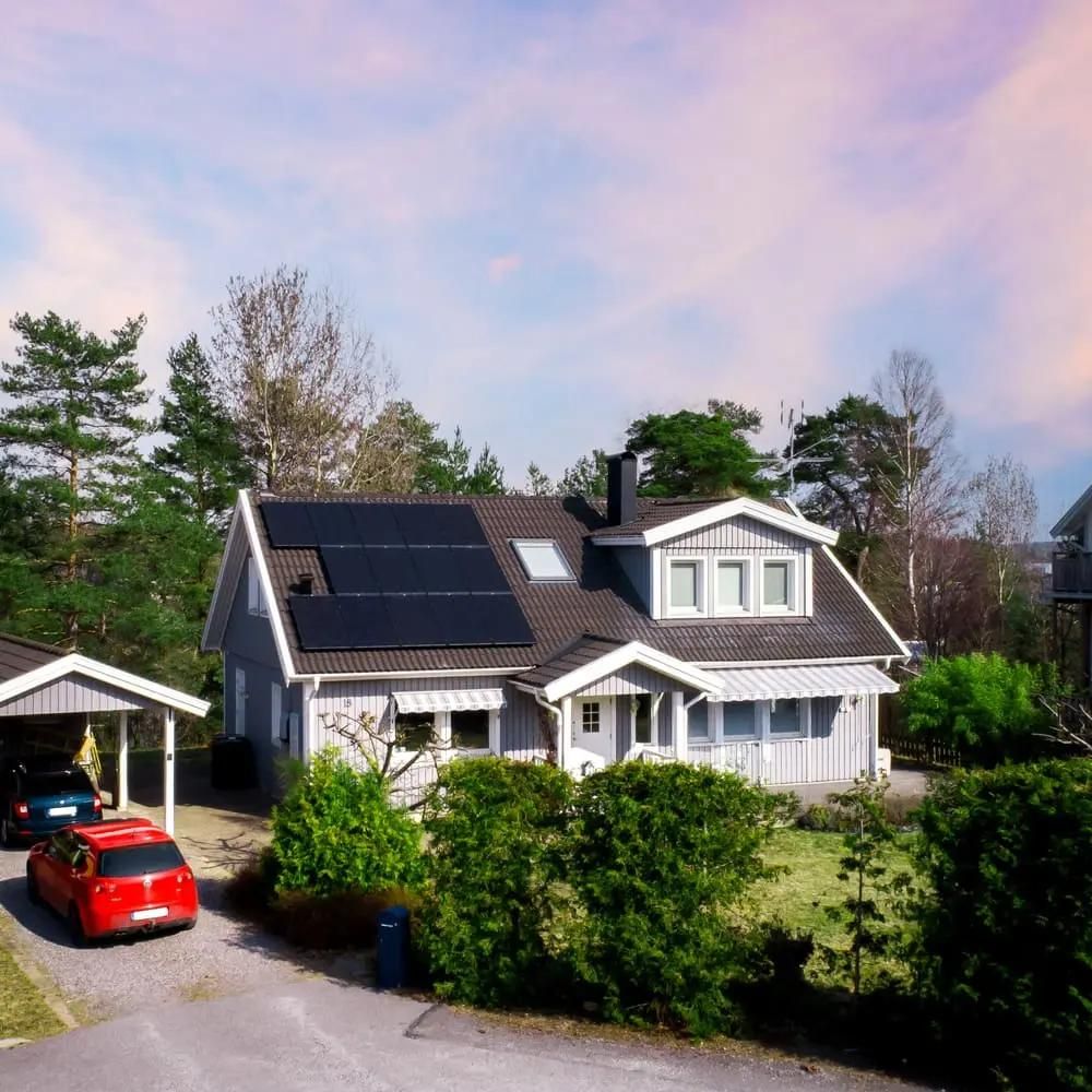 hus med stora solpaneler lutande