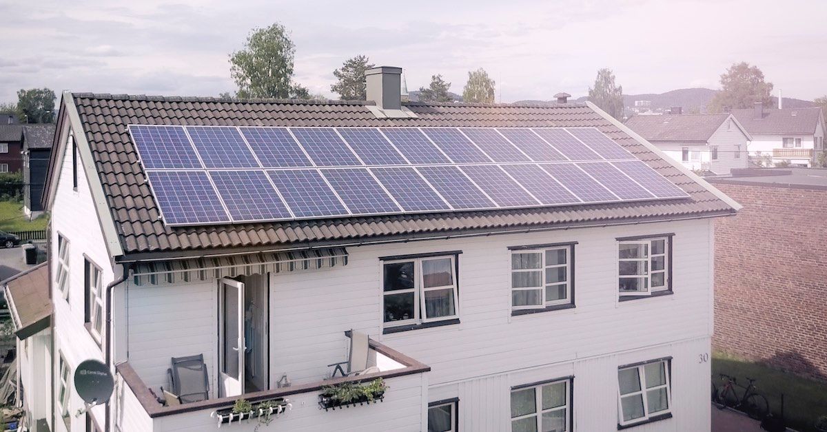 Blåa solpaneler på taket