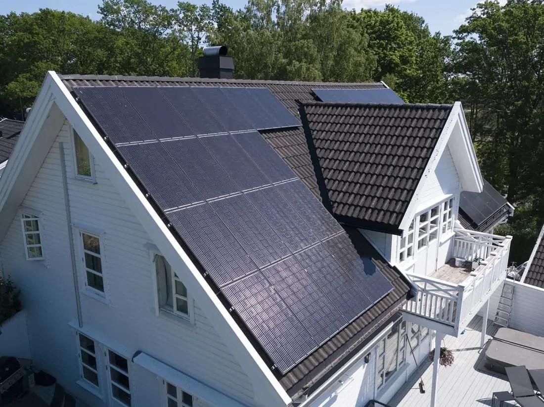 stor vit villa med solceller på taket