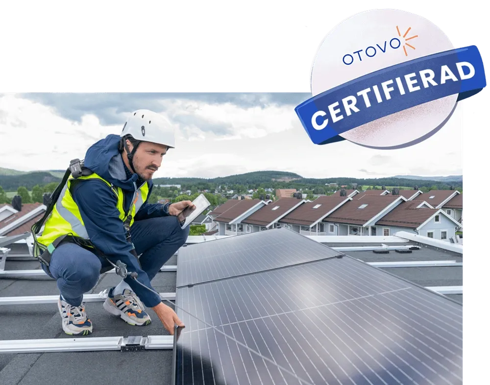 Installatör undersöker solpaneler på taket