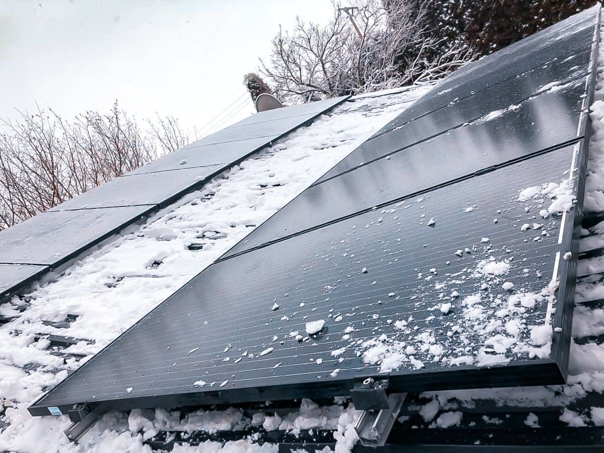 Solpaneler på snötäckt tak