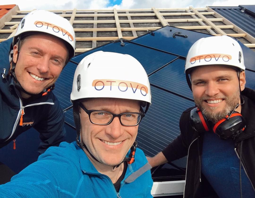 tre personer med solceller på hustak