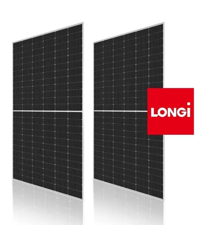 Bild på två solpaneler från LONGi Solar inklusive LONGis logga