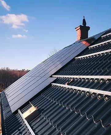 Pågående installation av solceller på ett hustak