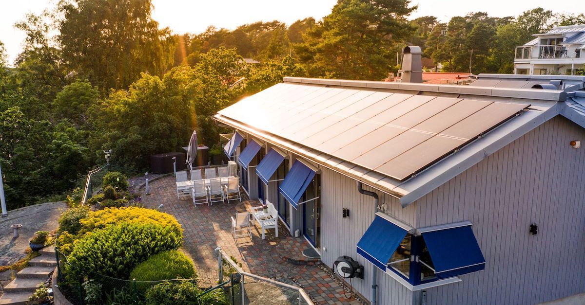 Hus med solpaneler på taket