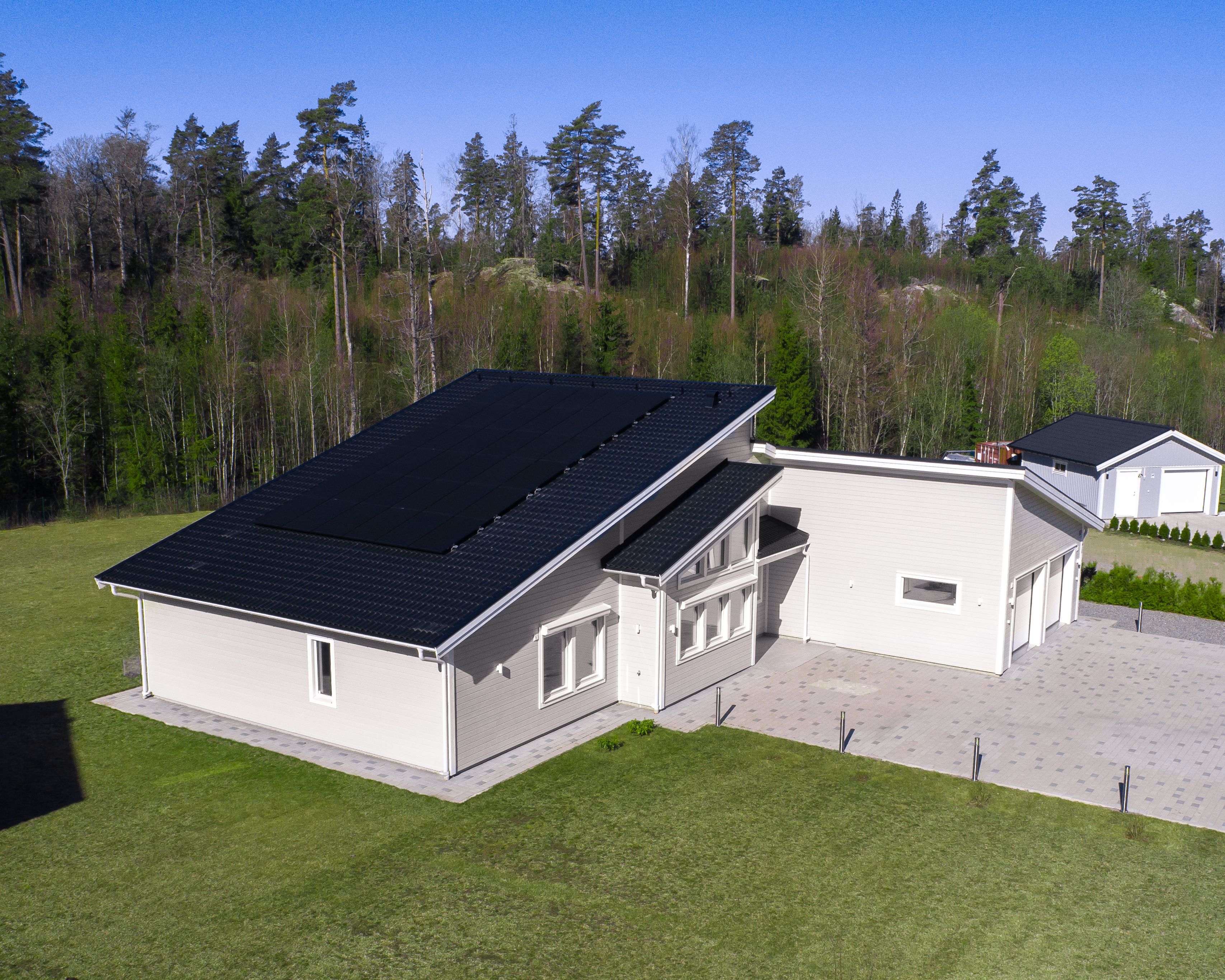 modernt hus med monterade solpaneler