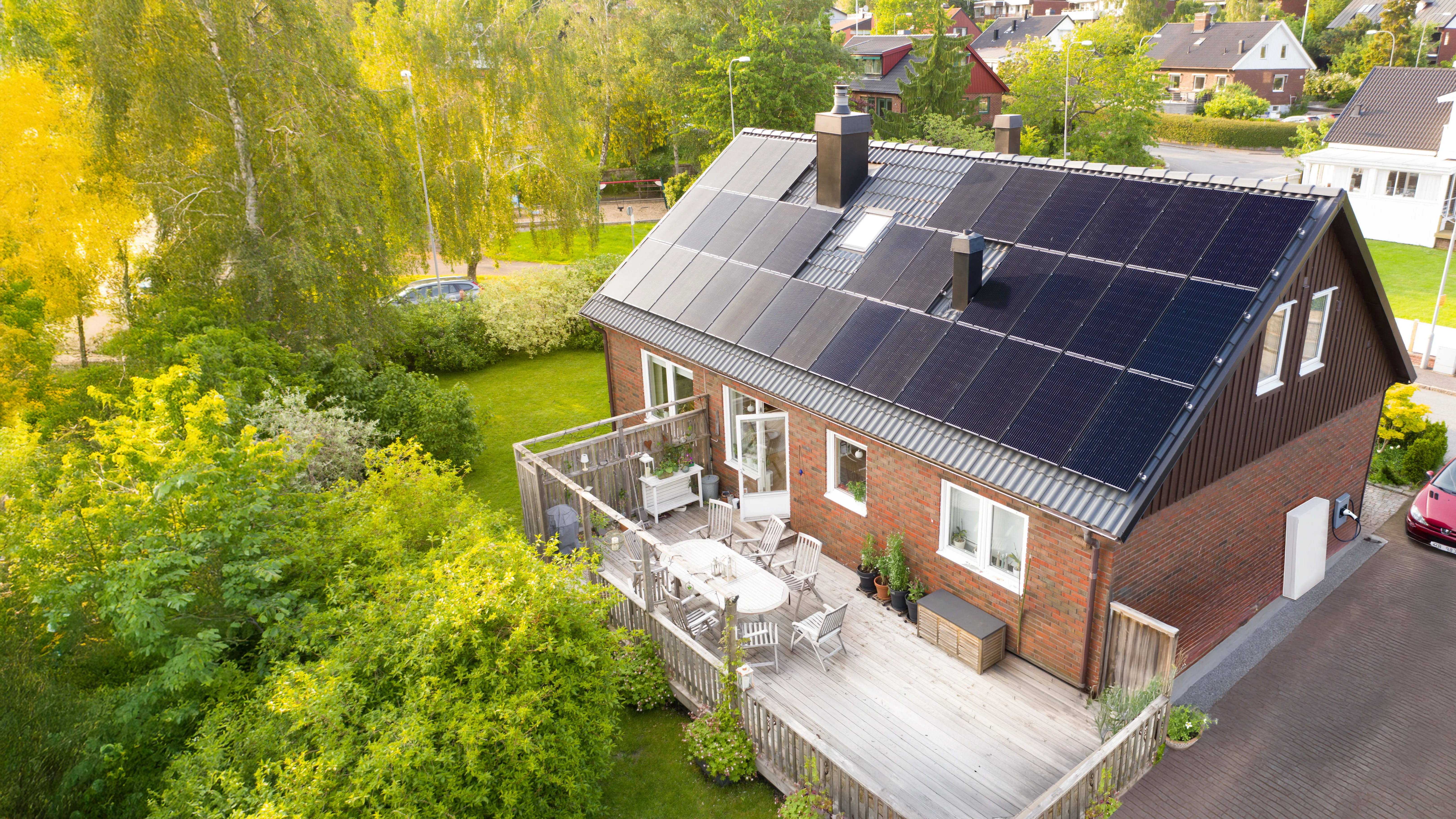 Hus med solpaneler på taket