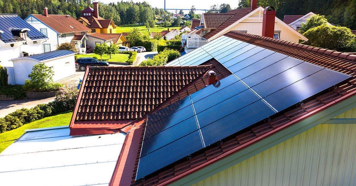 svarta solpaneler på taket