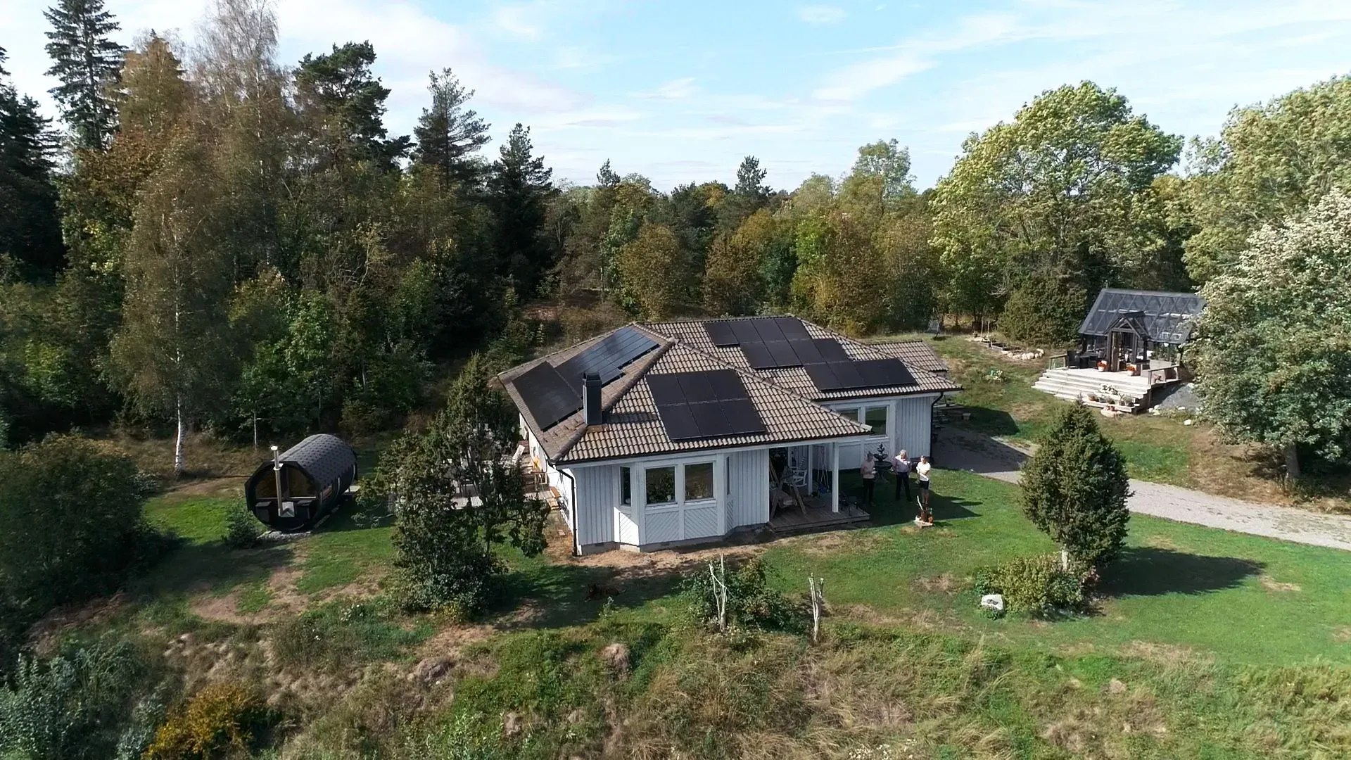 hus med monterade solpaneler