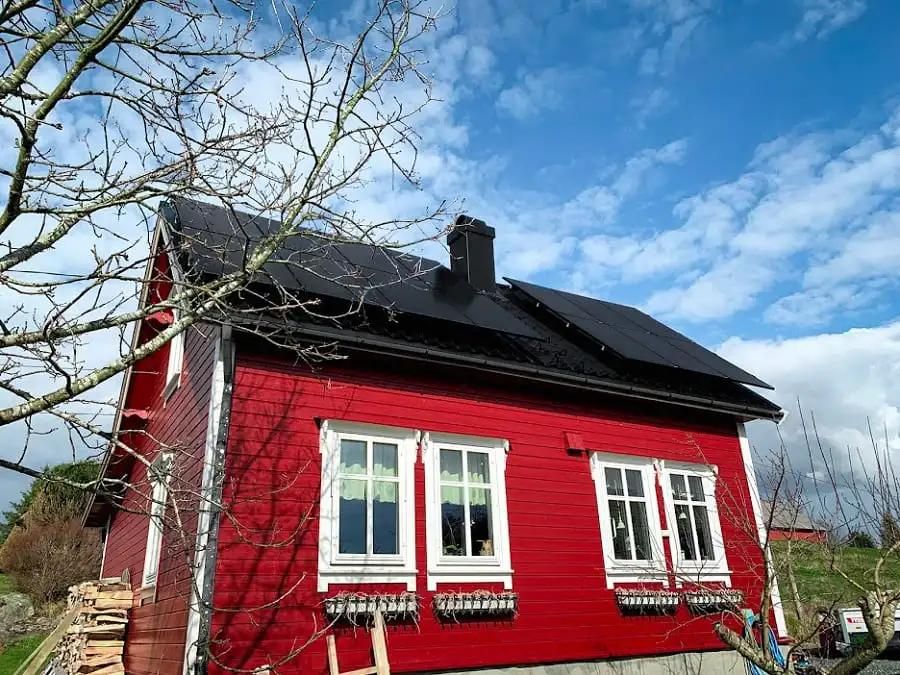 solceller på rött fritidshus
