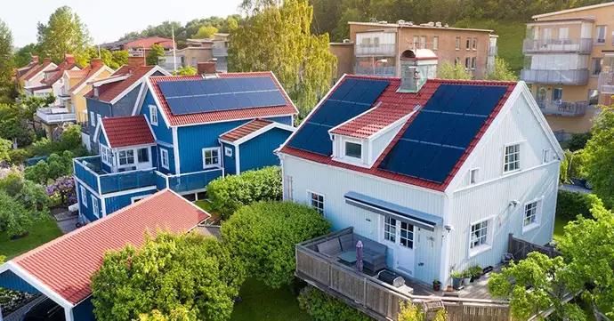 solpaneler på taket riktade åt olika väderstreck på villatak