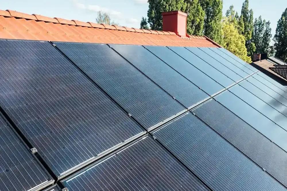 närbild över solceller på rött tegeltak