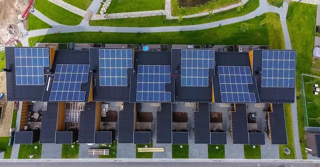 Solpaneler på radhus i olika väderstreck