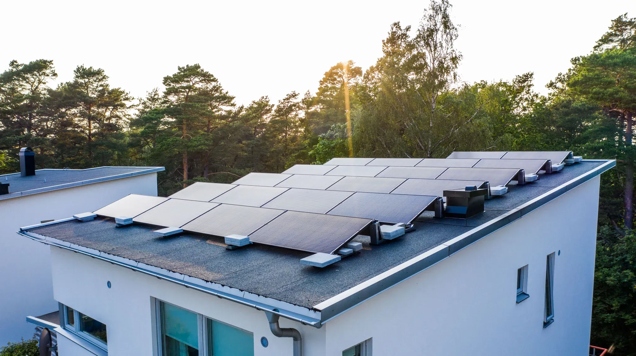 installerade solpaneler på hustak