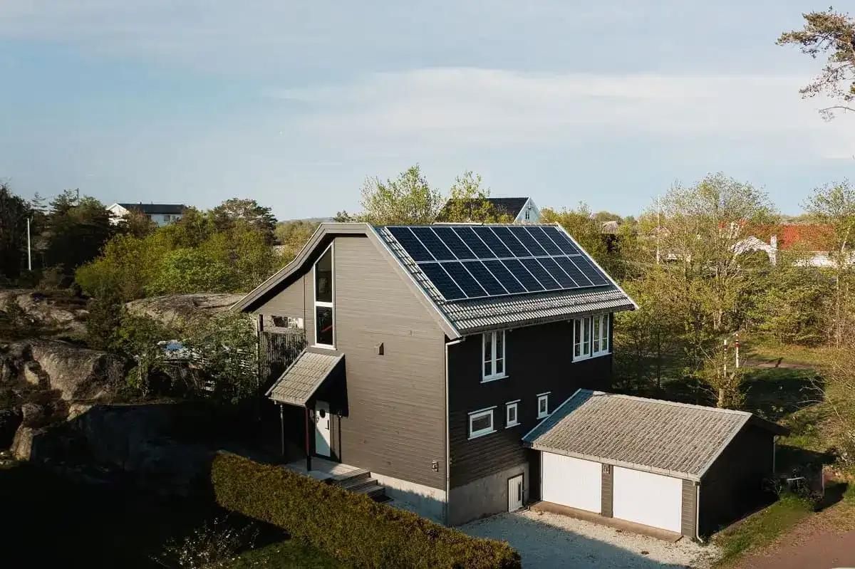 stor villa med solpaneler på taket