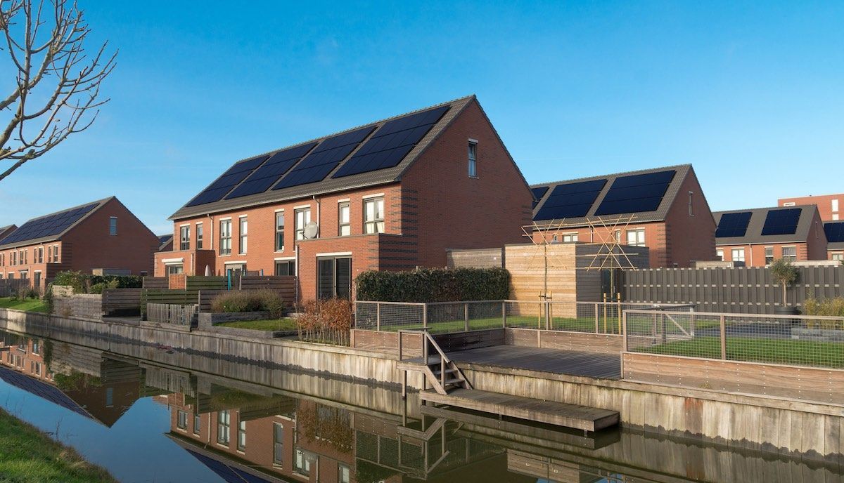 Flera hus med solpaneler installerade på taket