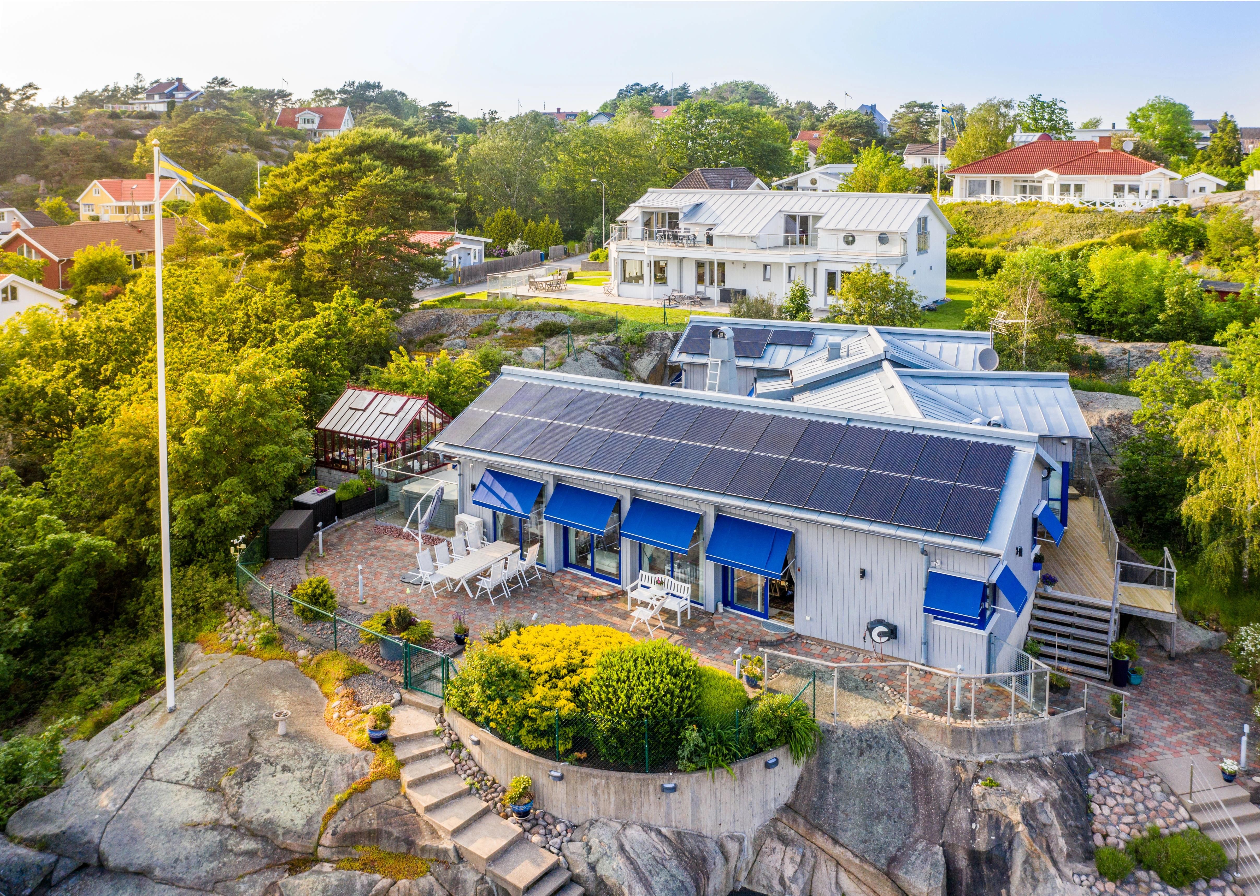 hus med solpaneler