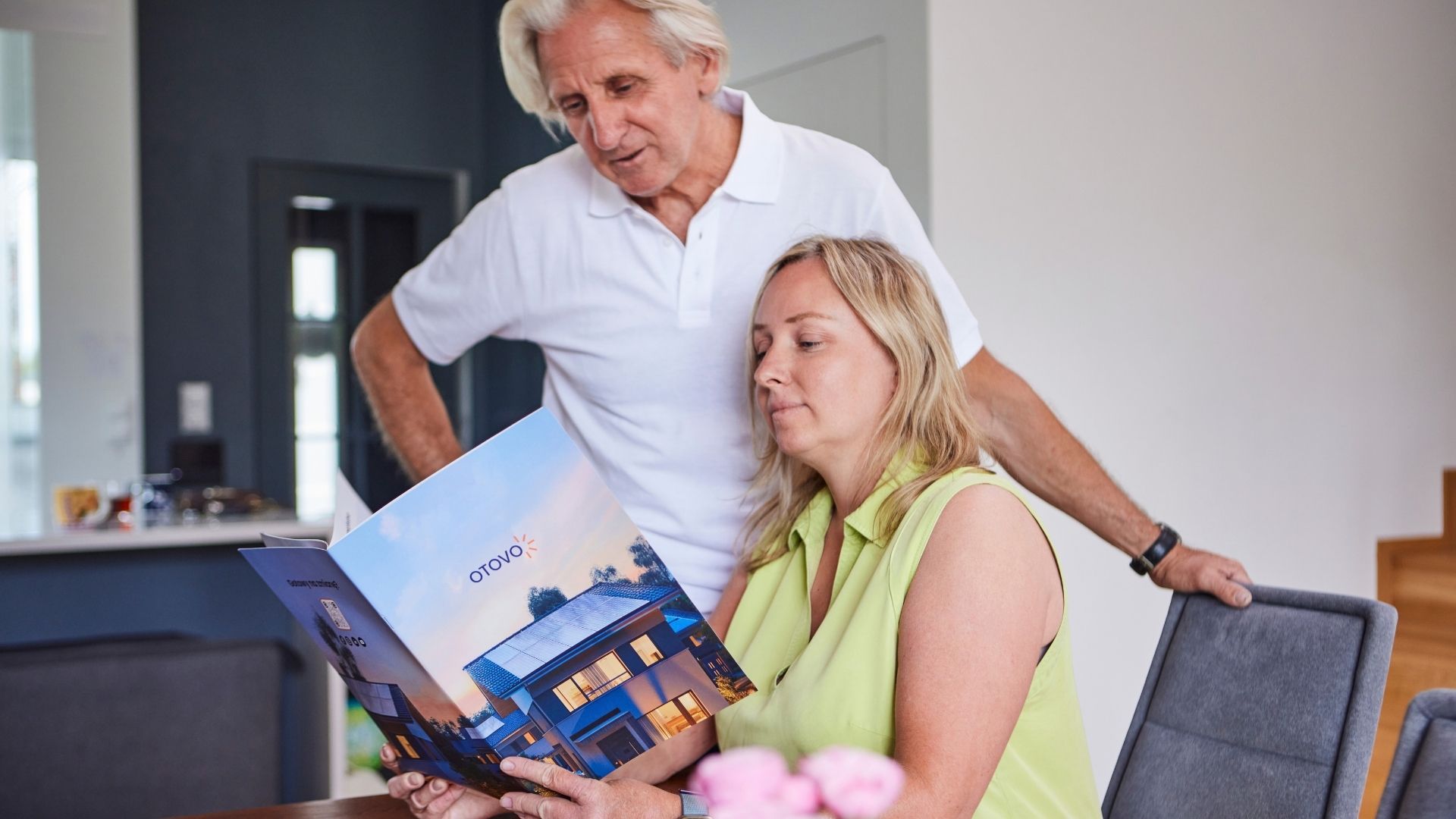 Husägare som läser om Otovo Care™